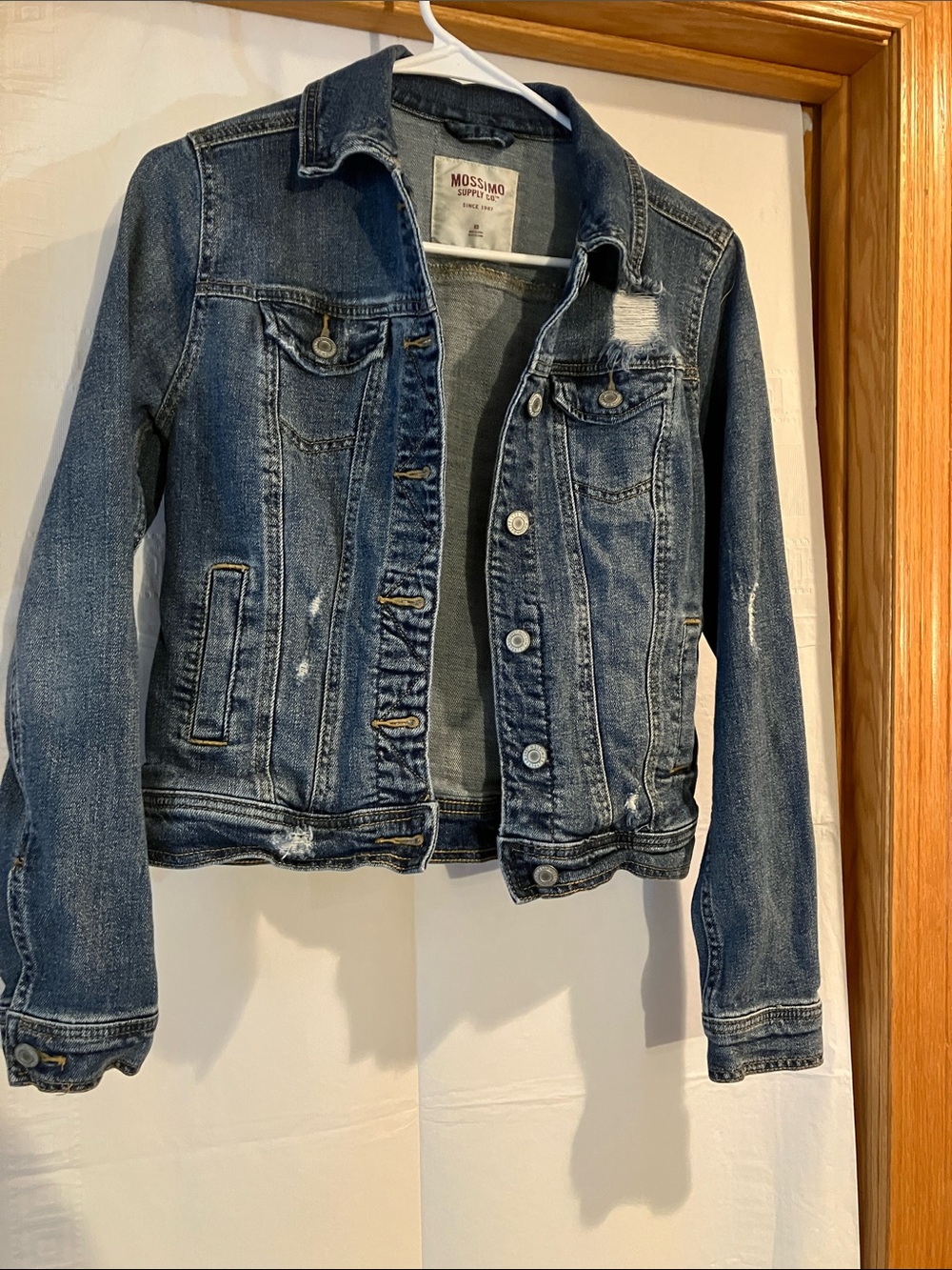 Mossimo Supply Co Women’s XS distressed Med Wash denim buttondown trucker jacket